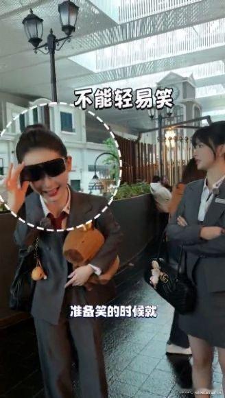 戚薇处处吻  戚薇抱着尚雯婕亲着田曦薇 戚哥好酷呀，我也想跟她贴贴，美女们同框简