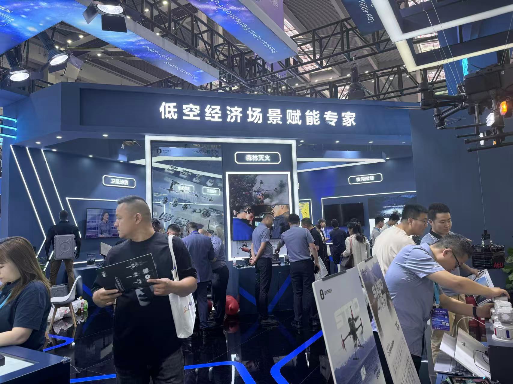 深圳国际无人机展览会和人工智能展览会真是太有看头了。无人机展馆汇聚了全国各地的无