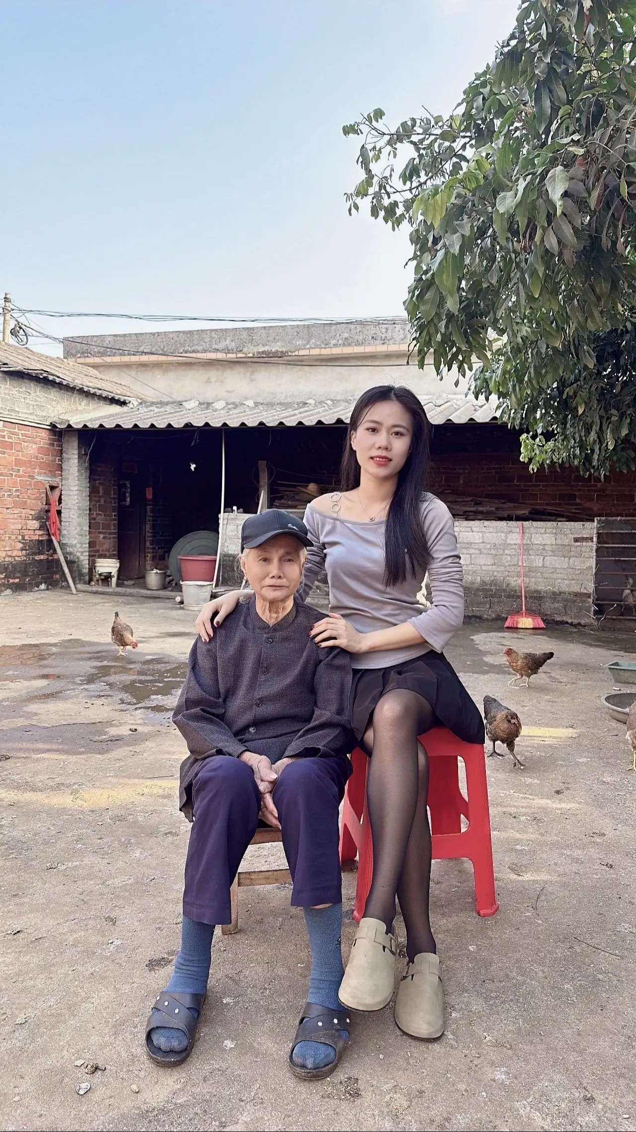 来看外婆了，今年的白发又比去年多了些