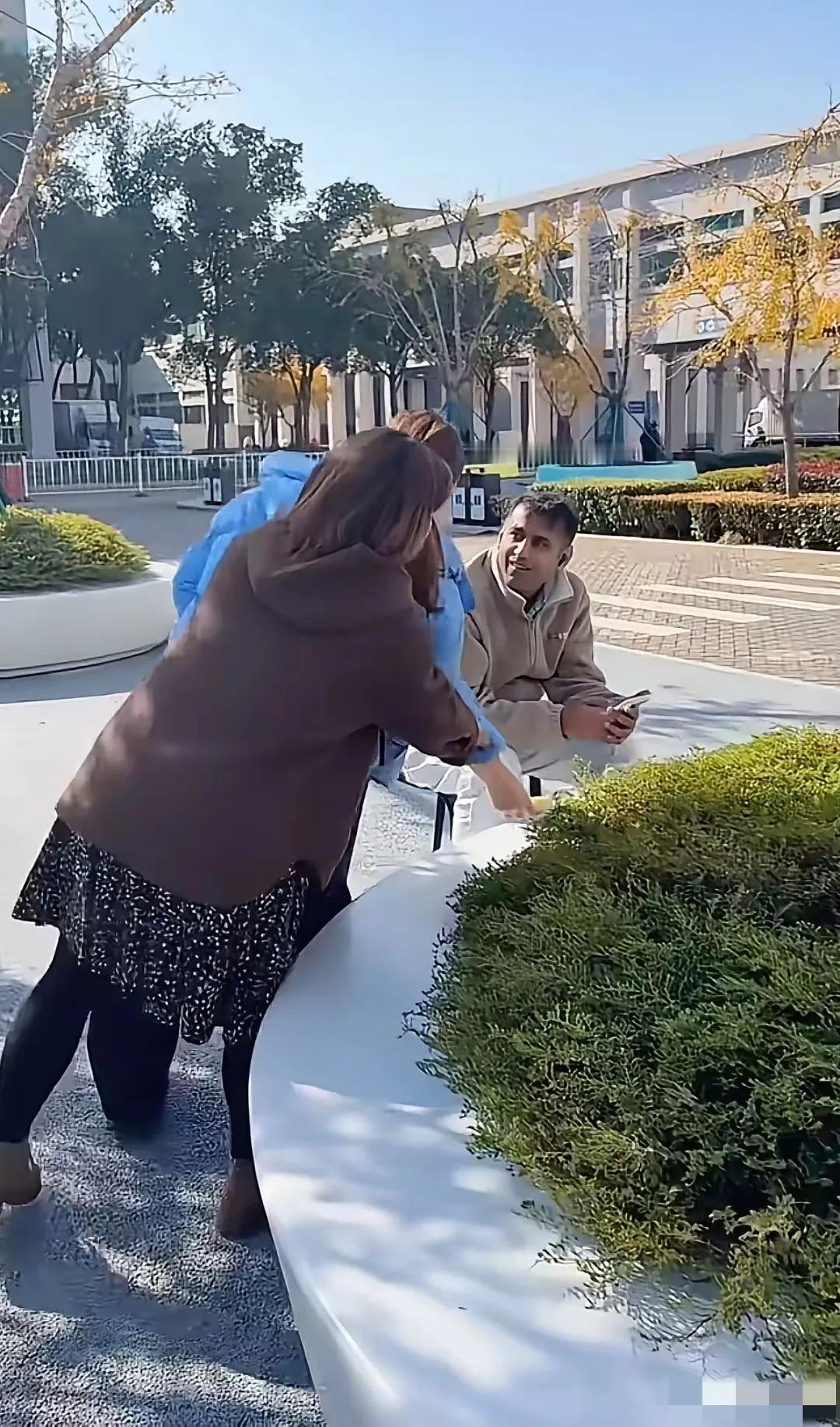 理性待文化交流，别让热情失了分寸！
 
今儿刷到个视频太离谱：俩中国女孩对着印度