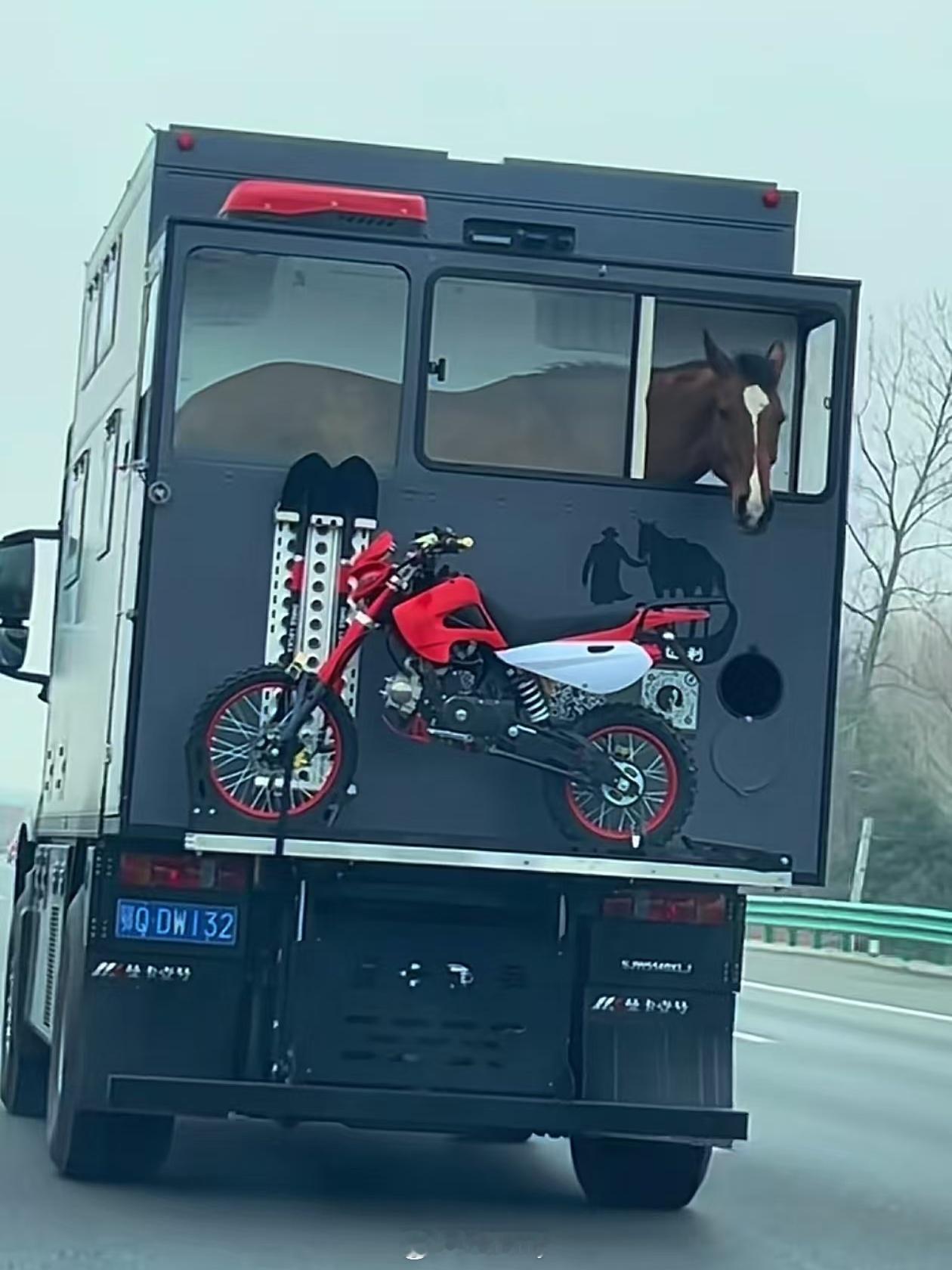 越野房车，越野摩托车，甚至还有一匹马！这才是真大佬啊[哆啦A梦吃惊][哆啦A梦吃