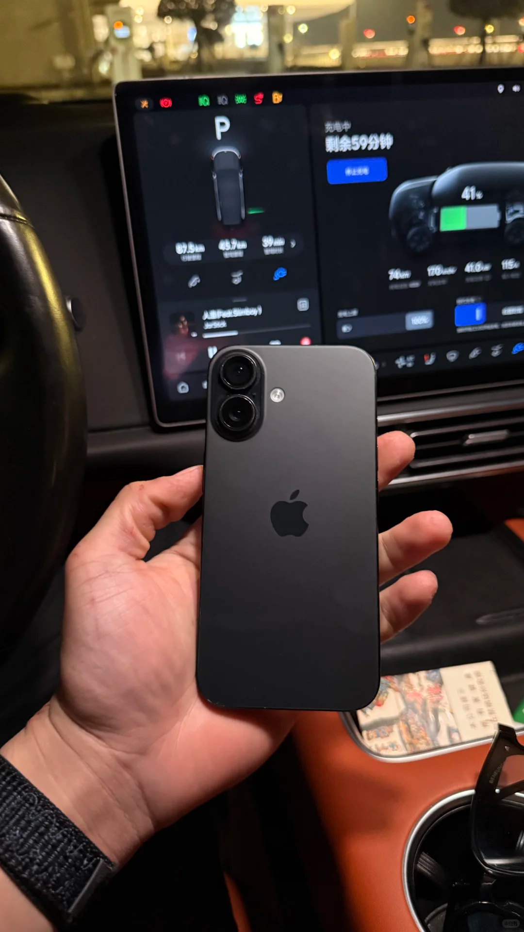 长期用小拇指托手机的后果 真的有点怀念当年的小屏手机了，那个时候的小屏是一只手就