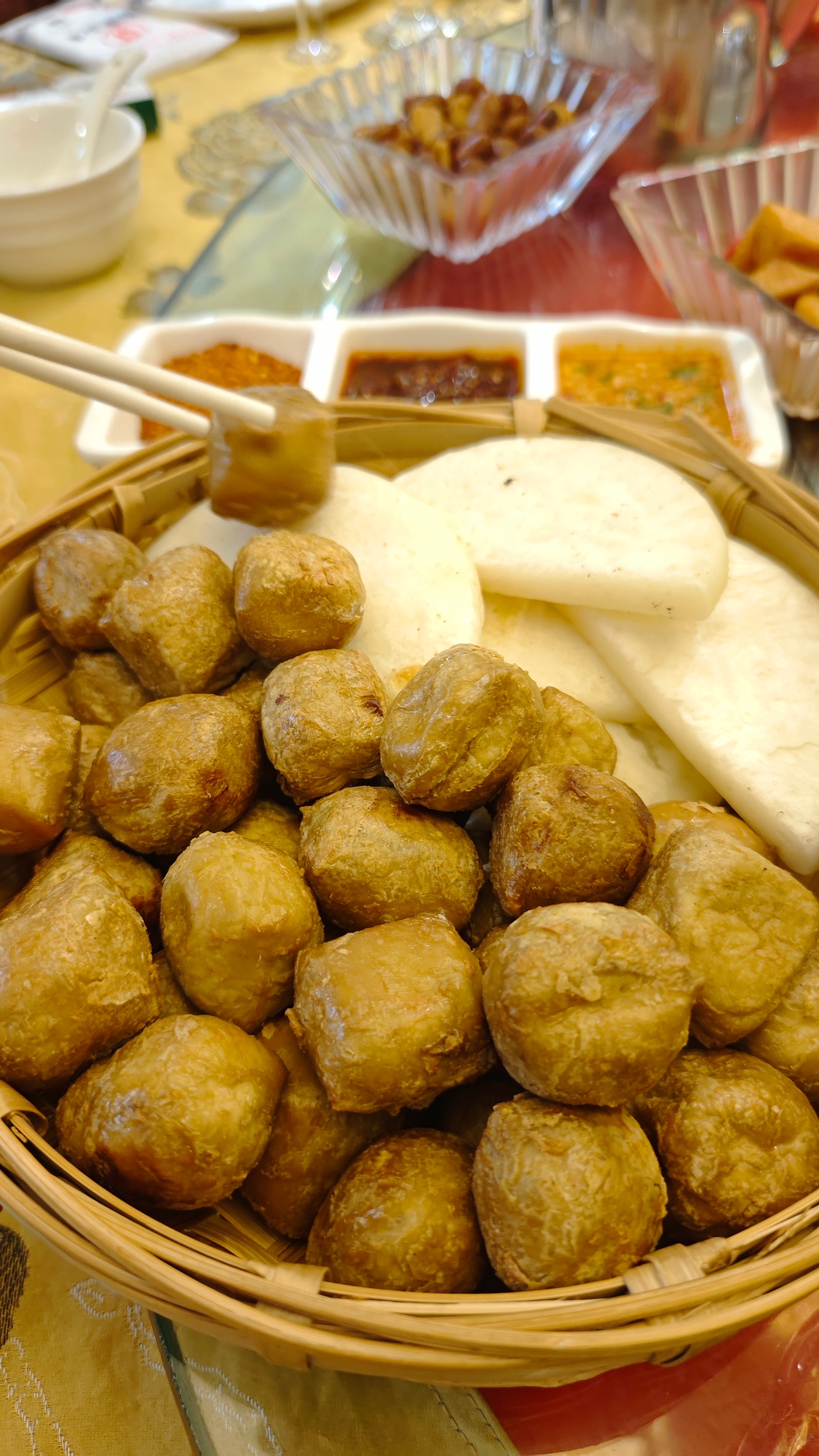 野生菌锅（松茸、鸡枞、鸡油、干巴、牛肝、羊肚、青头、竹笋、白枞），粉丝们先恰[春