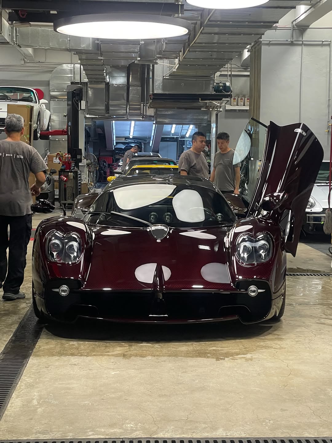 香港🇭🇰最新交付一台左舵酒红碳纤维Pagani Utopia，会不...