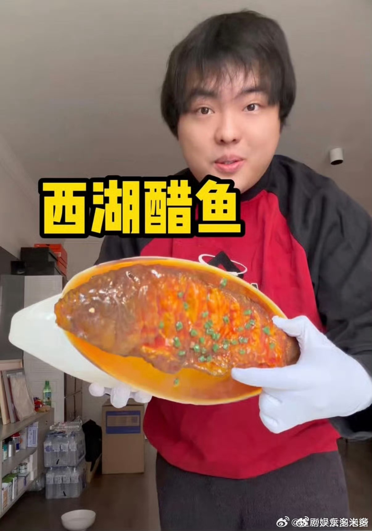 桃黑黑晒200元的英国电话亭桃黑黑家里都是猎奇难卖的东西 桃黑黑的收藏脑洞好大，