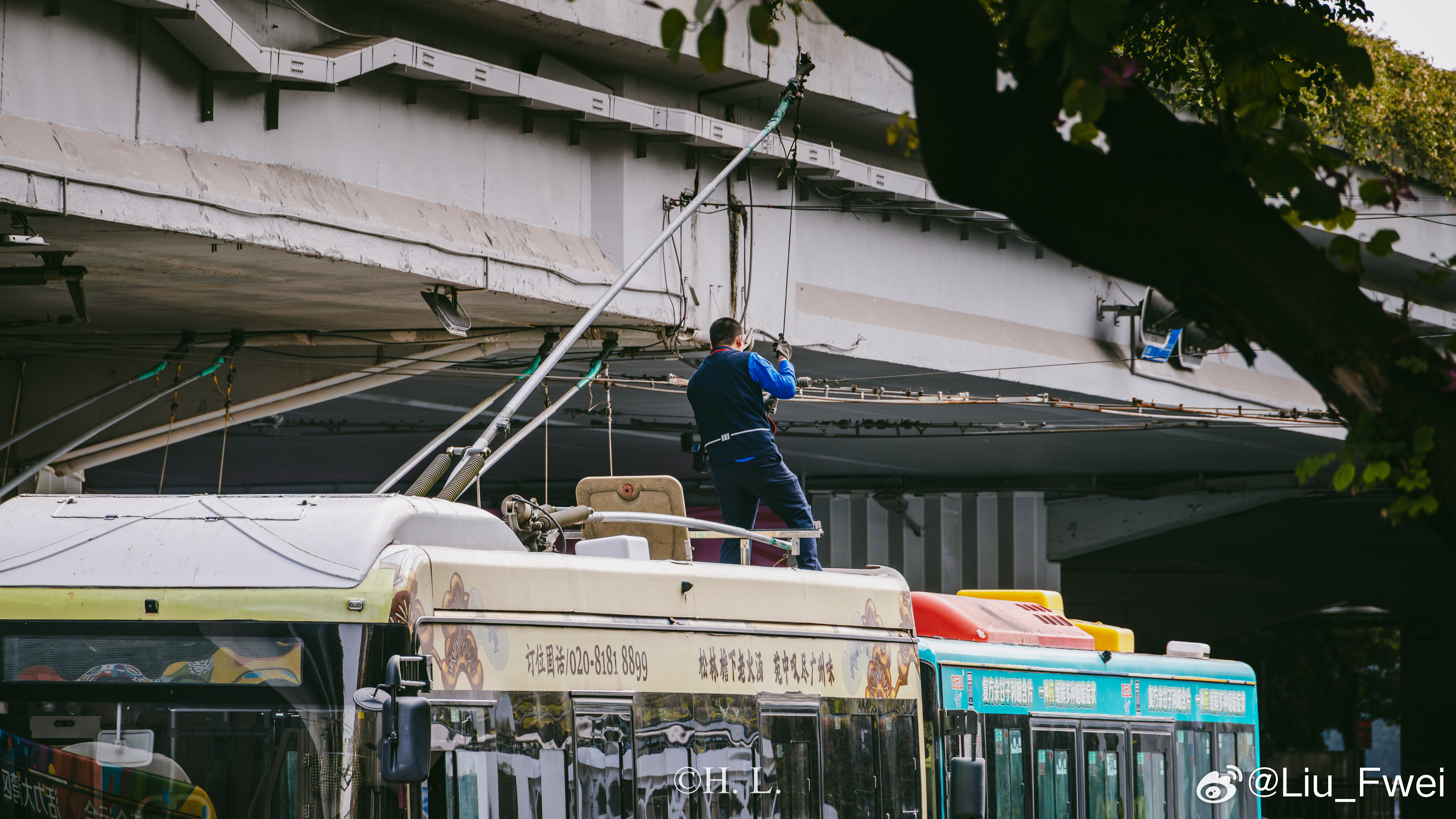 检修无轨电车 集电杆此处已无车再挂线。 