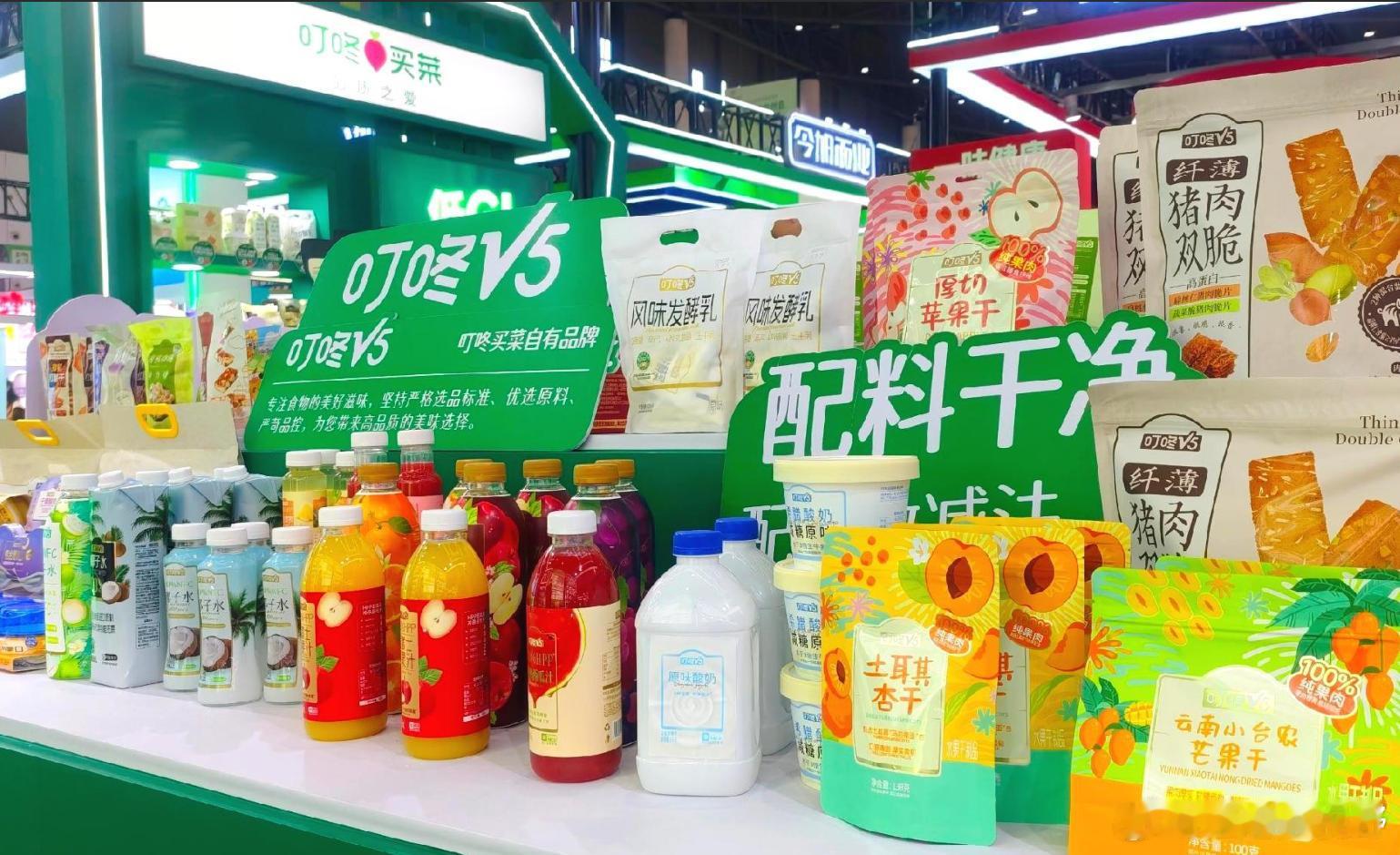 7月28日，叮咚买菜宣布旗下核心自有品牌叮咚V5全面升级。围绕粮油调味、休闲百货