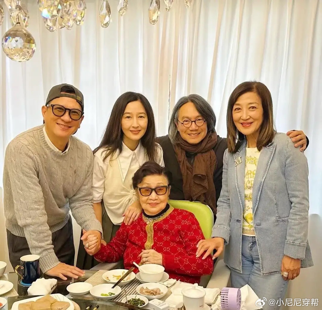 张家辉夫妇向前辈白雪仙拜年，61岁关咏荷打扮优雅，状态超显年轻！ 