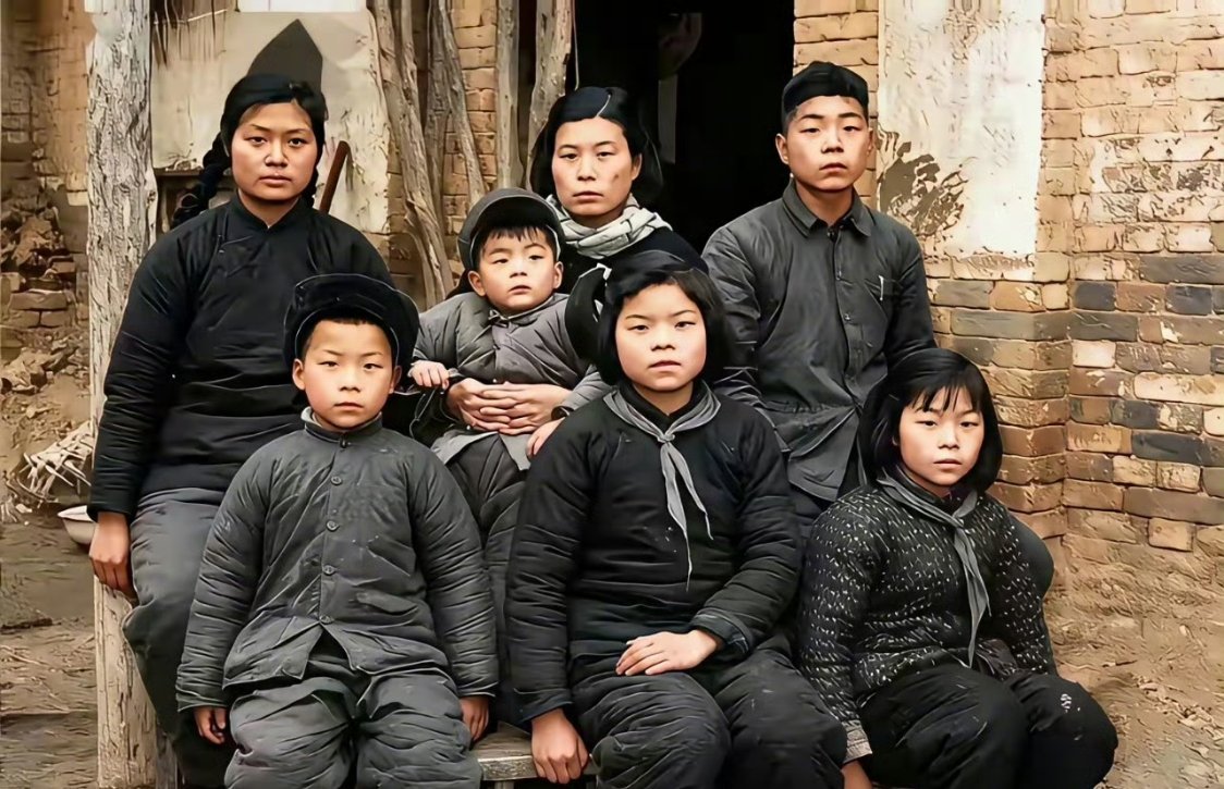 这张合影是1965年拍的，是焦裕禄1964年病逝后第二年，妻子徐俊雅带着六个子女