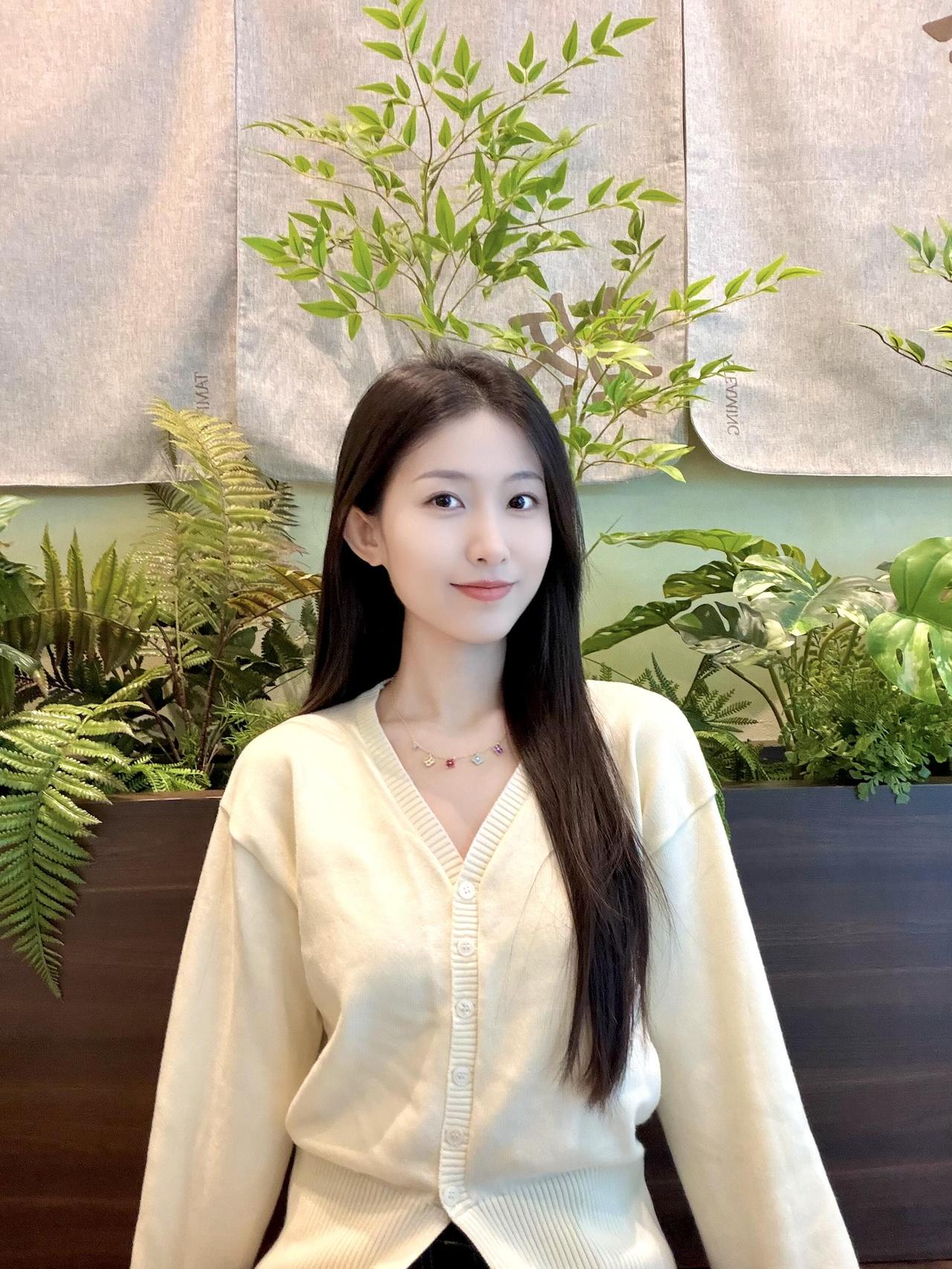 温柔甜美的女孩温婉大方的女生 在绿植环绕中微笑温柔治愈款美女 温婉又淑女范穿搭