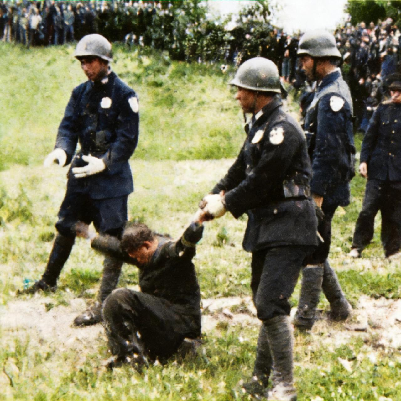 1947年，日本战犯谷寿夫被处决前，滑稽的一幕，当时行刑的地点在南京雨花台，枪决