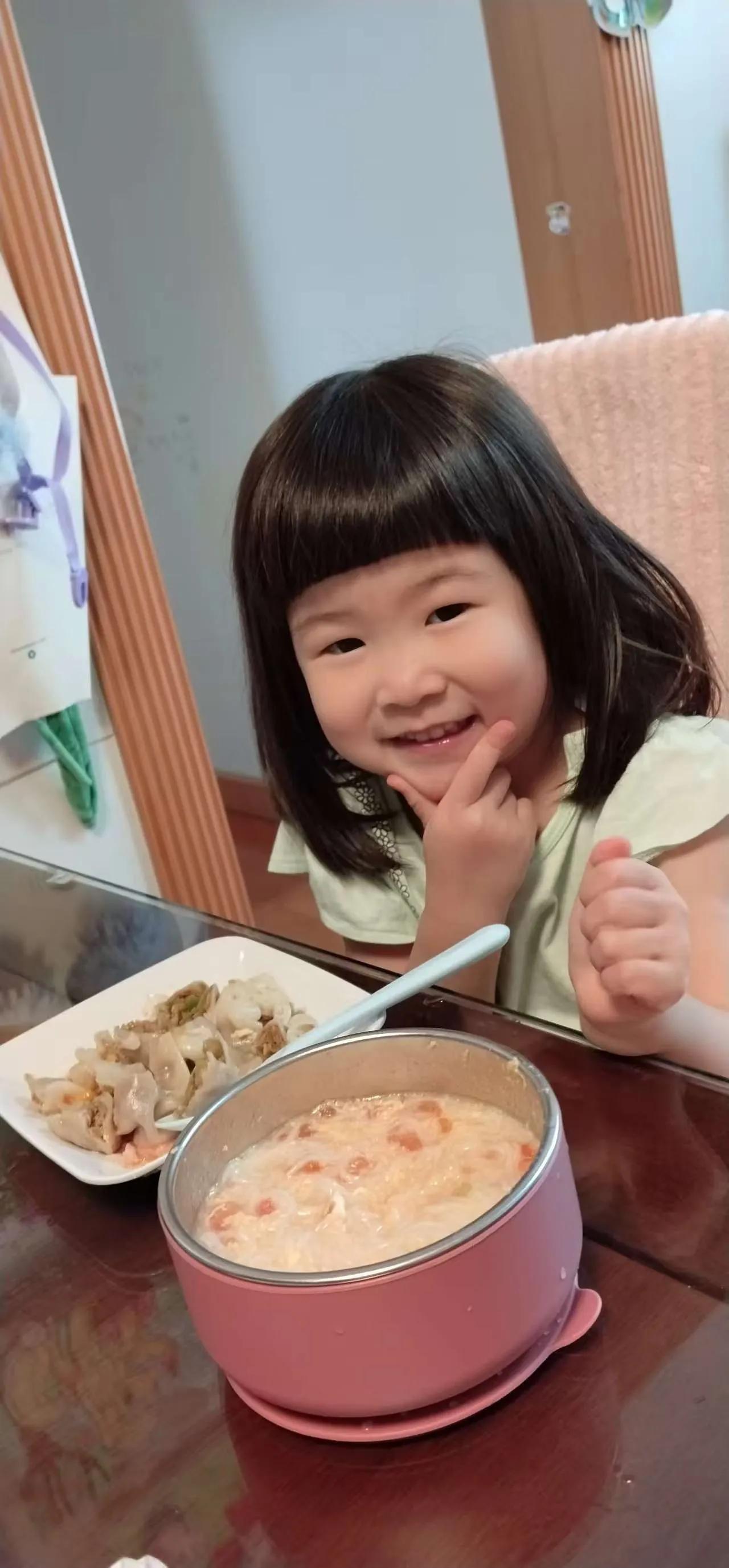 轻依下颚V手势
​表情丰富惹人爱