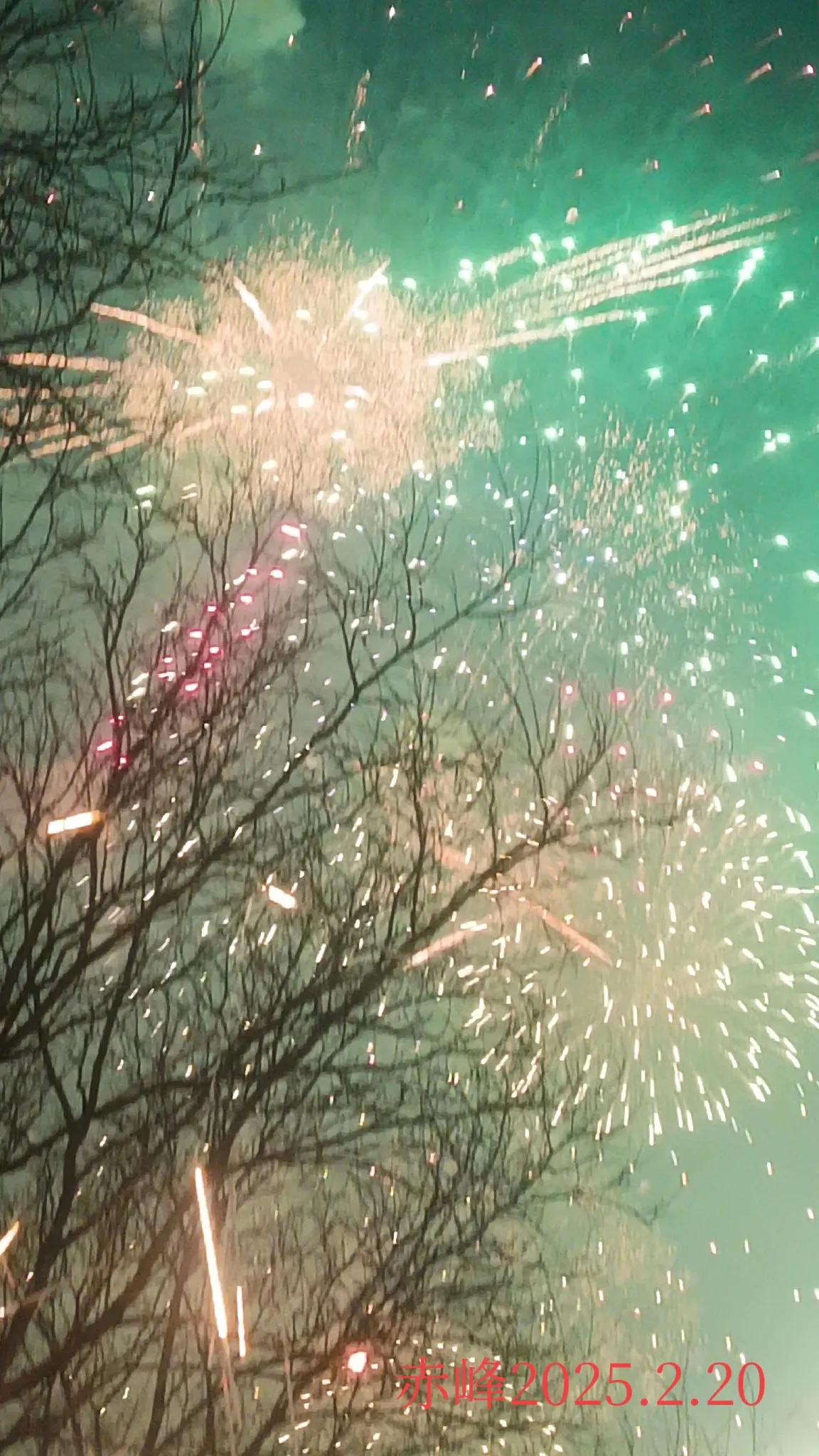 分享一张最近随手拍的照片路边随拍，正月里满空的烟花。