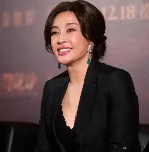 刘晓庆的字写的怎么样？
咱也不懂，
但她卖，有人买就行，
正经写字卖字赚钱，
只