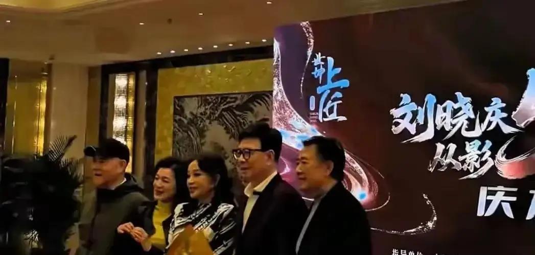 70岁前任公开表白，现任买单
 
生日宴上，陈国军举杯说一生最爱仍是她。王晓玉没