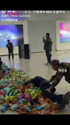 “这才是躺赢！”近日，河南高校学生和教官玩“零食大作战”，场面热闹非凡，各组跑到