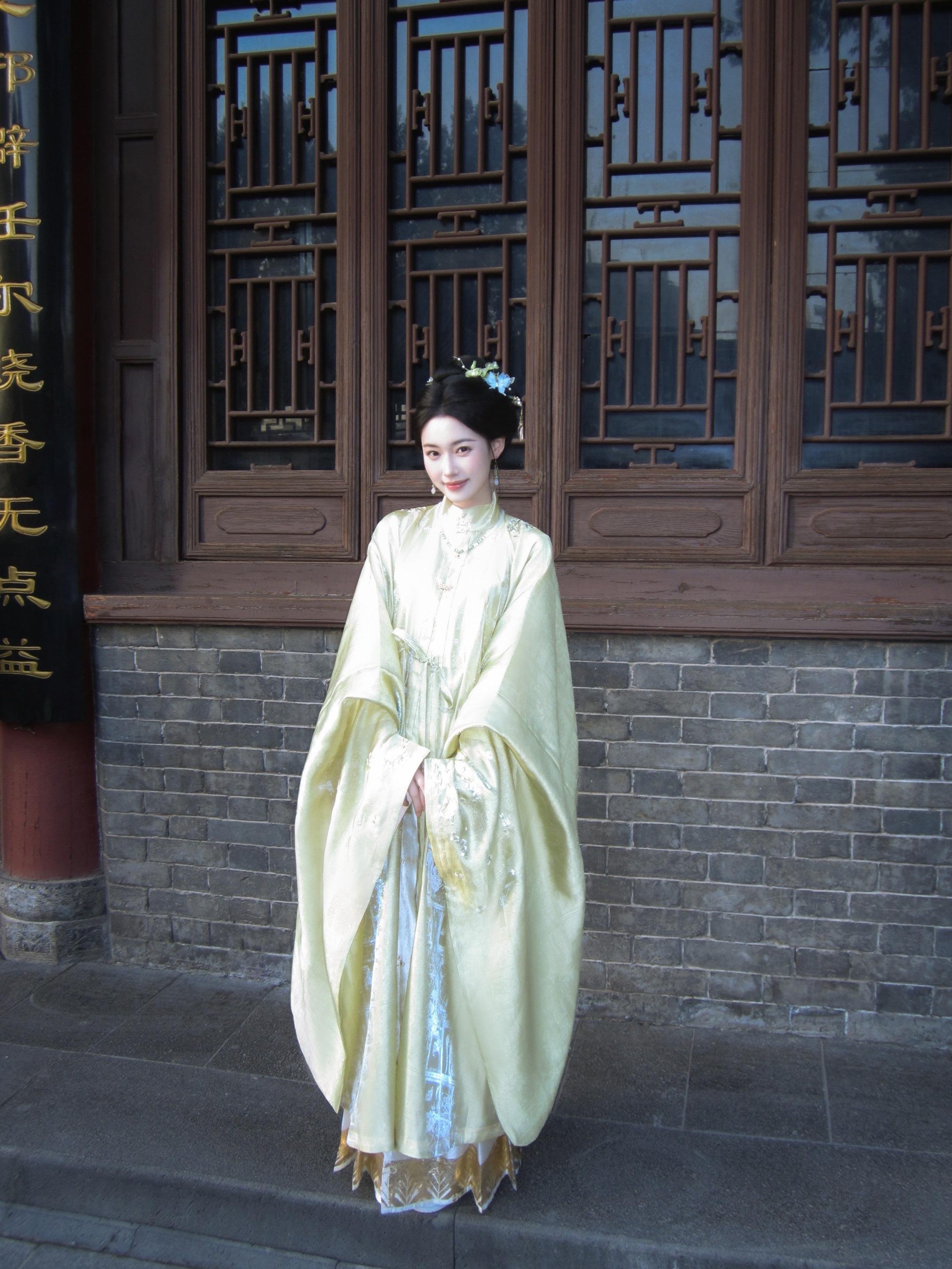 “花踌躇柳，轻叹敢问情何以堪”