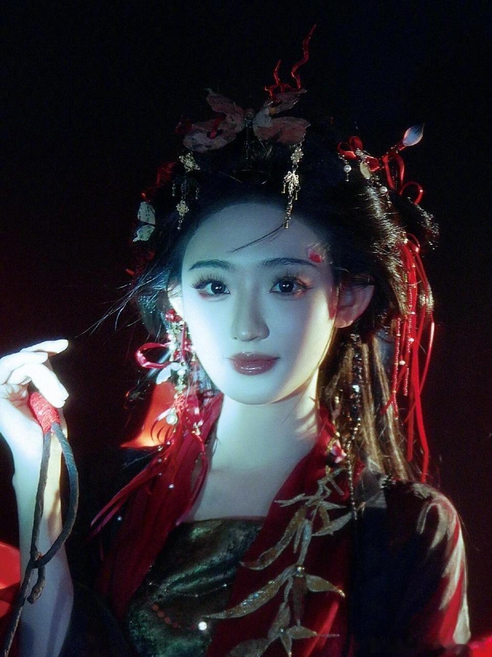 杨雨潼白鹤淮红到发黑被她红到发黑的造型惊艳到，甜妹转型冷美人毫无违和，这波上分赢