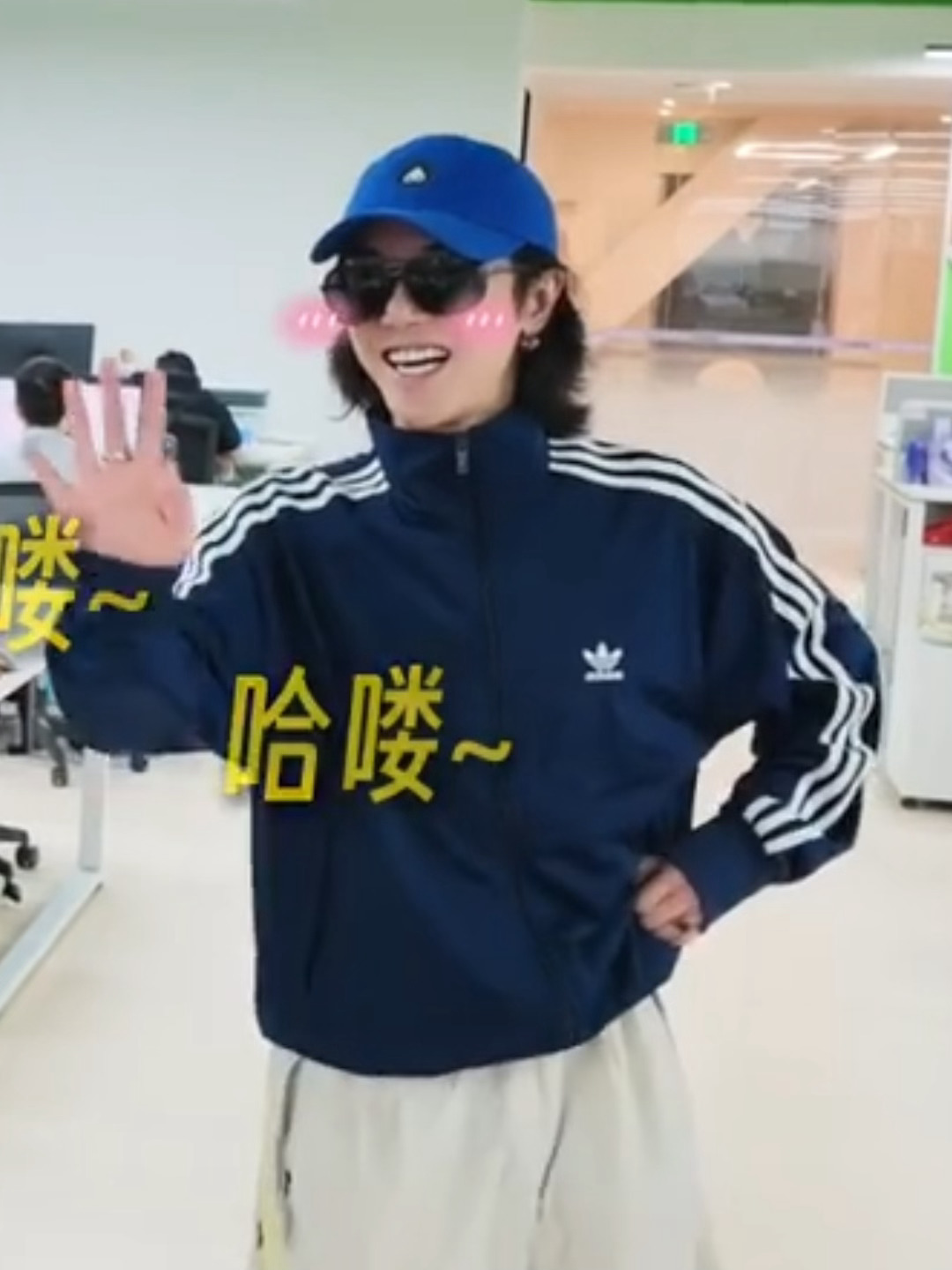 华晨宇重点品牌联合创始人 此猫就这样穿梭在工区羞涩Hello华晨宇好萌