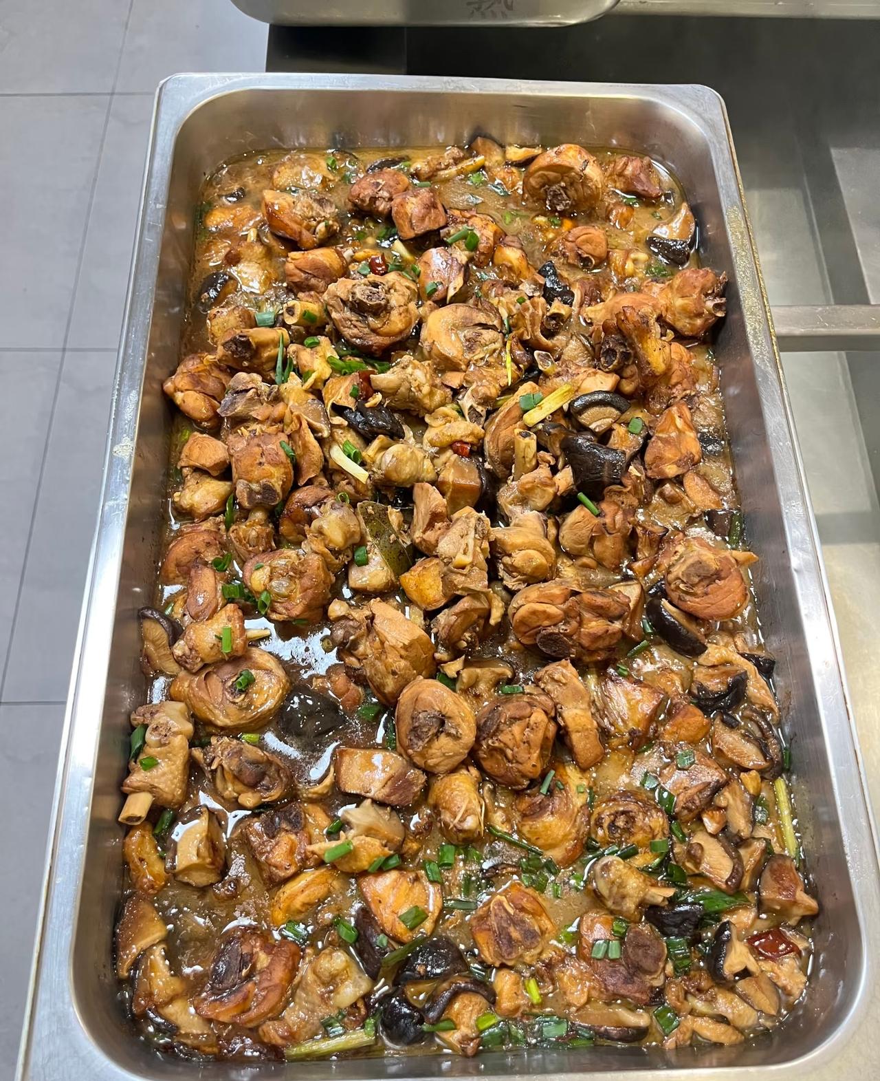 今天也是好起来了，以前天天在建筑工地吃食堂，今天来到一家上市央企的厂区做一个小小