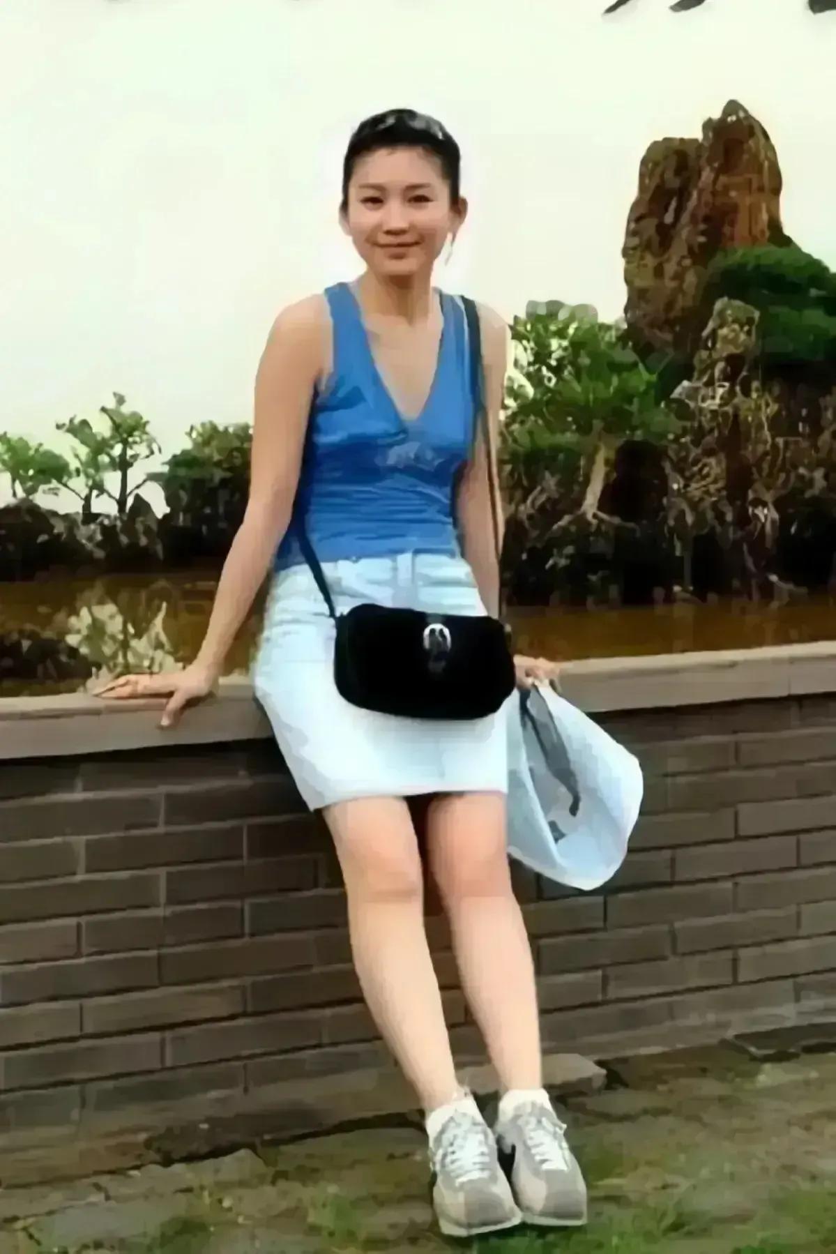 照片中的这个小女孩曾是全国最有名的著名主持人，你知道他是谁吗？#娱乐# #明星#