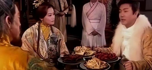 朱元璋想找理由杀了首富沈万三，指着猪蹄子问：“万三，这是什么菜？”沈万三当然知道