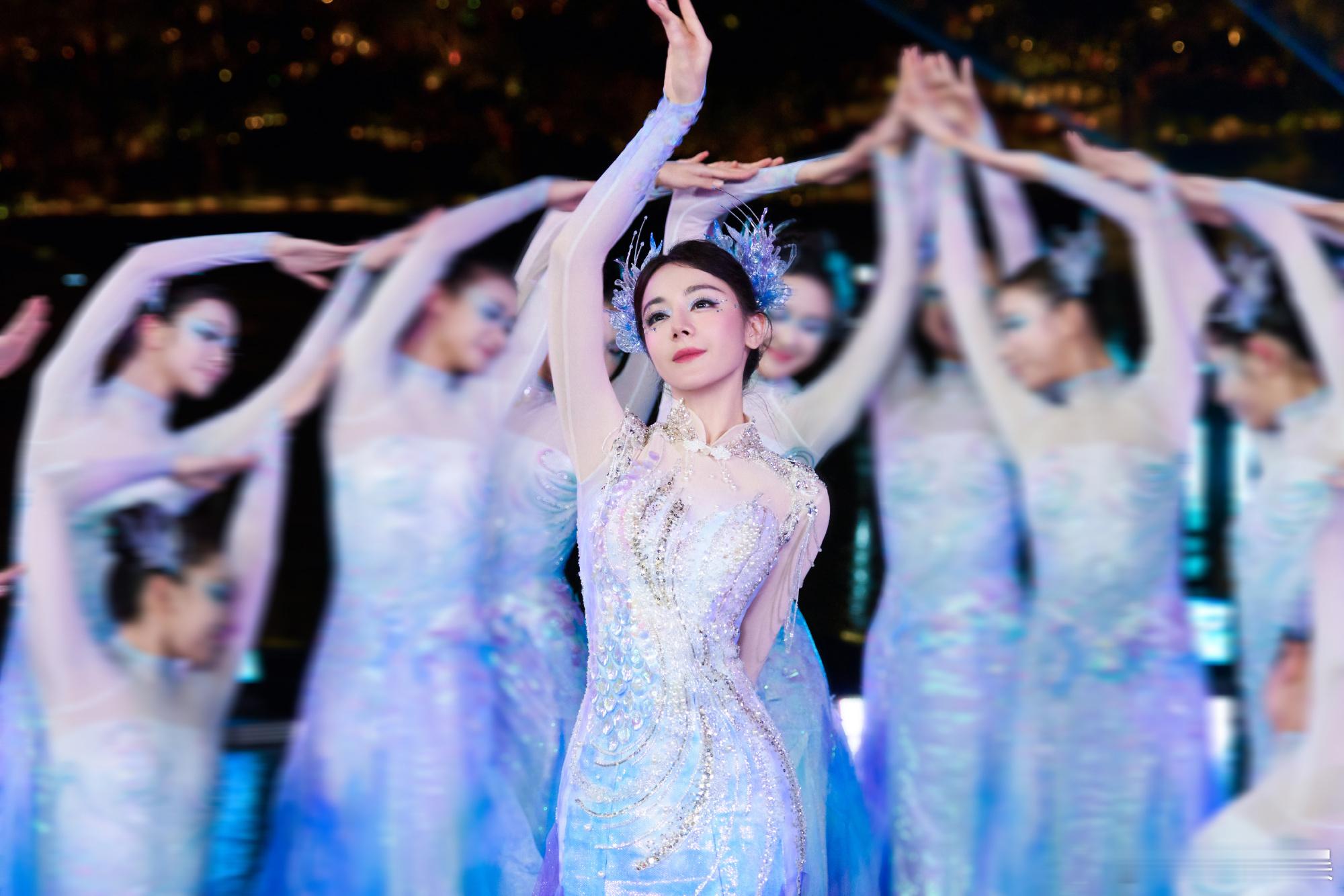 迪丽热巴化妆师早知道不分享妆教了大家觉得电视机里面不好看其实只是因为口红太淡了吧