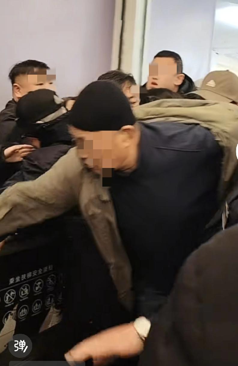 铁西新玛特多久没有这么多人了！
这突然来这么多顾客，商场工作人员都懵逼了！是一个