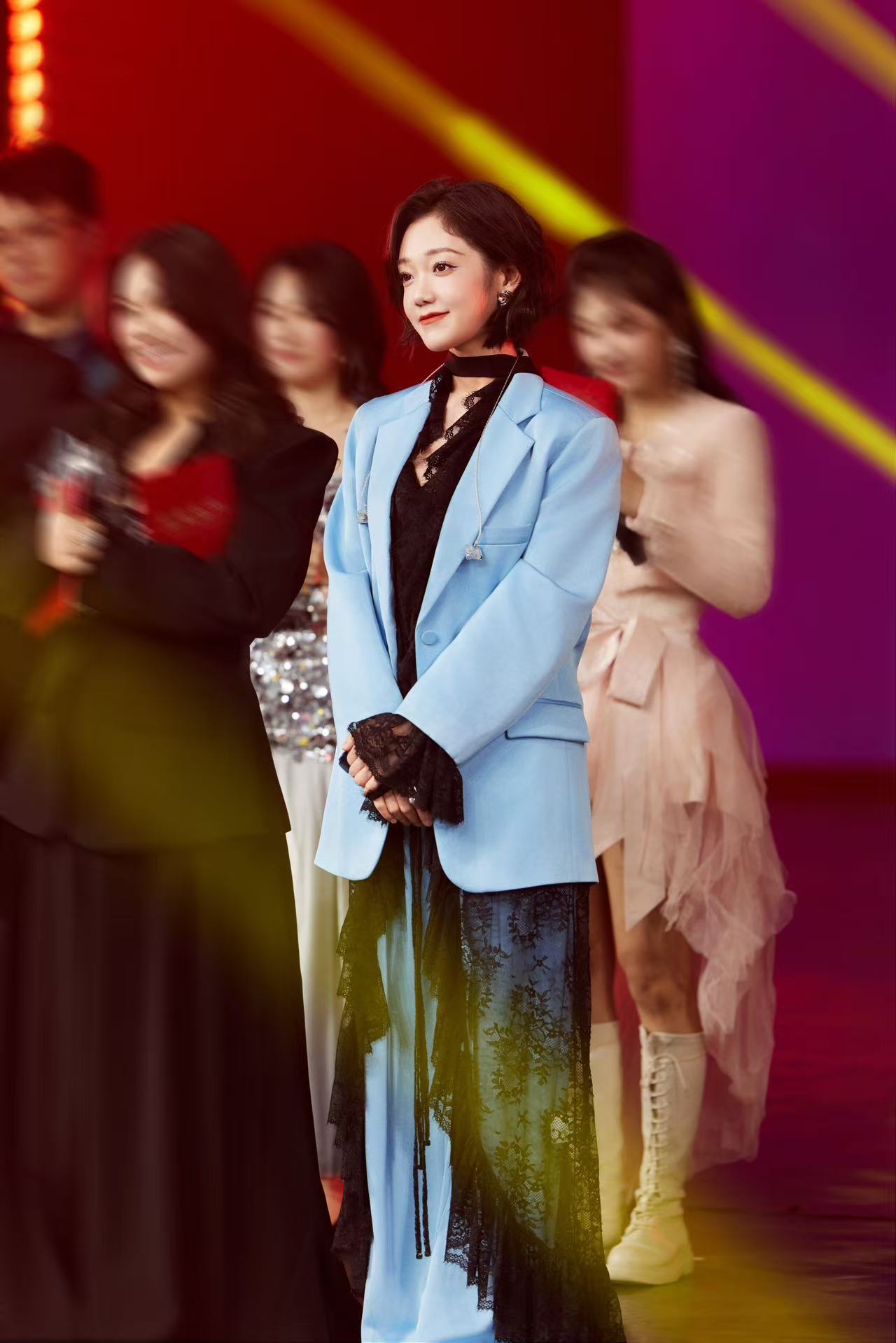 动感101歌手赛名场面！ 身着清浅蓝调套装亮相，利落廓形彰显飒爽气场，温柔点评直