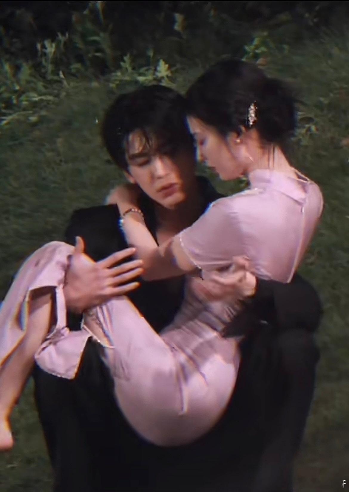 看看人家张凌赫，蹲着轻松抱起大高个女主，这才是真男人啊，内娱男演员拍戏抱女主都按