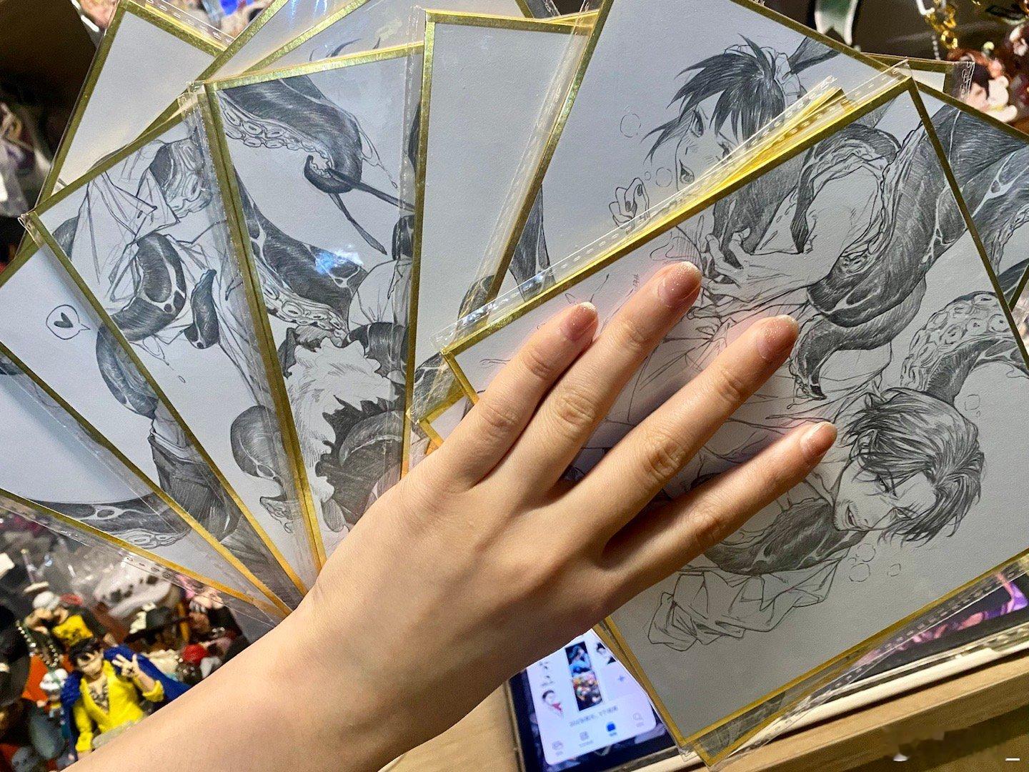 怎么说呢，还是喜欢手绘的，因为这种东西电子搞成实物会比较限制，但是能拿在手里的话