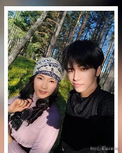 何赛飞不皱眉时候挺慈眉善目，表情严肃时候真的好像学校里的教导主任。
看过她的作品