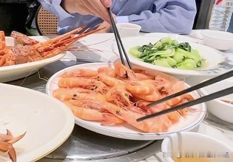 昨天在防城港粉丝请我吃海鲜大餐，临别时还送我土特产。人家一路带来，如果说我不要，
