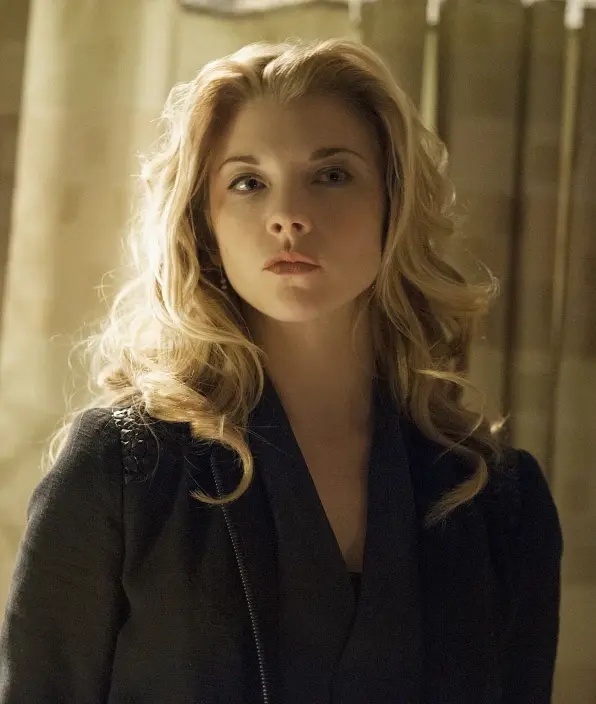 2012年，娜塔莉·多默尔在《福尔摩斯：基本演绎法第一季》剧照。她漂亮的颜值，成