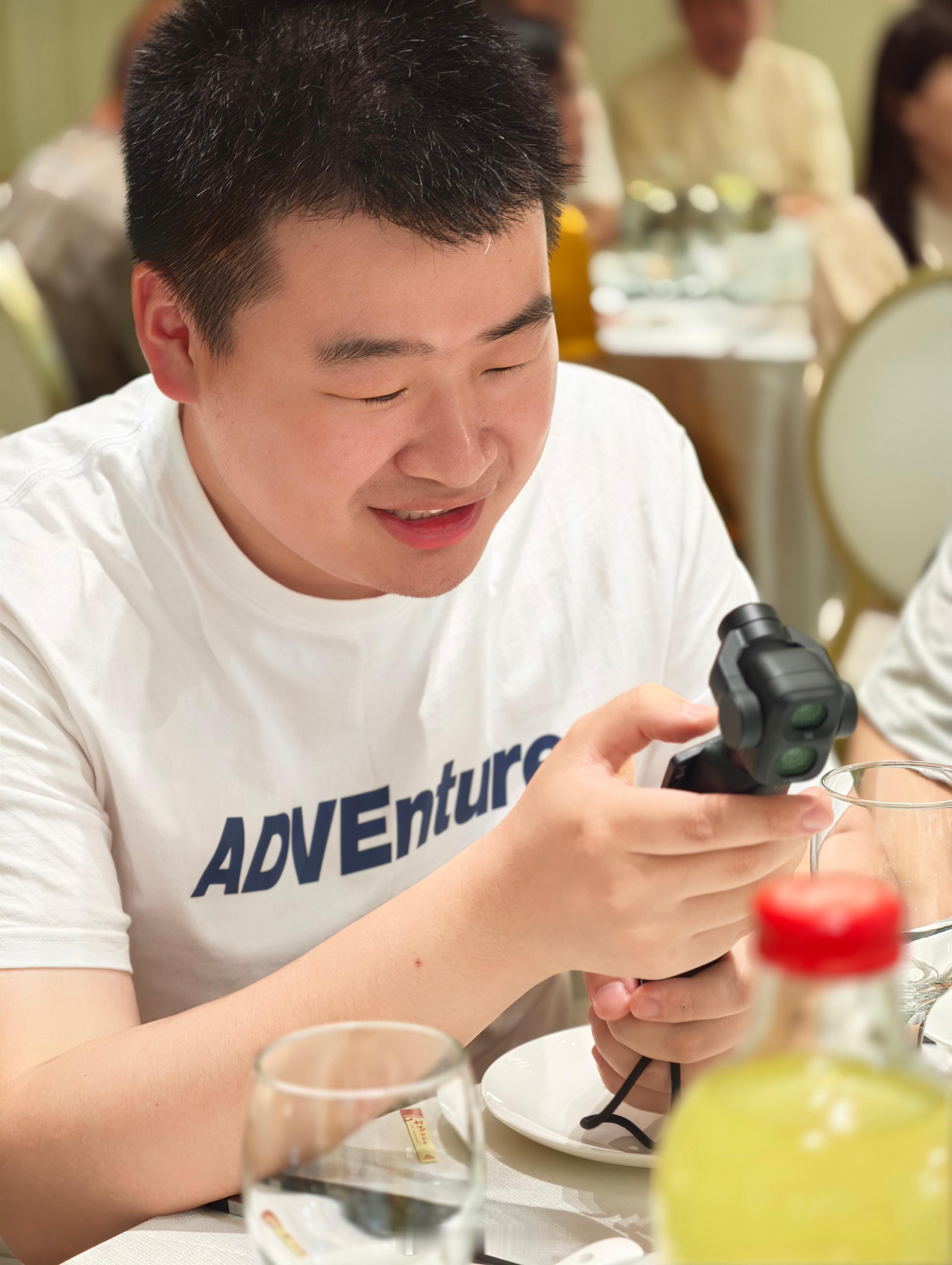 今天小伙伴结婚来搂席碰到隔壁快飞仔细把玩大疆Pocket 4P中