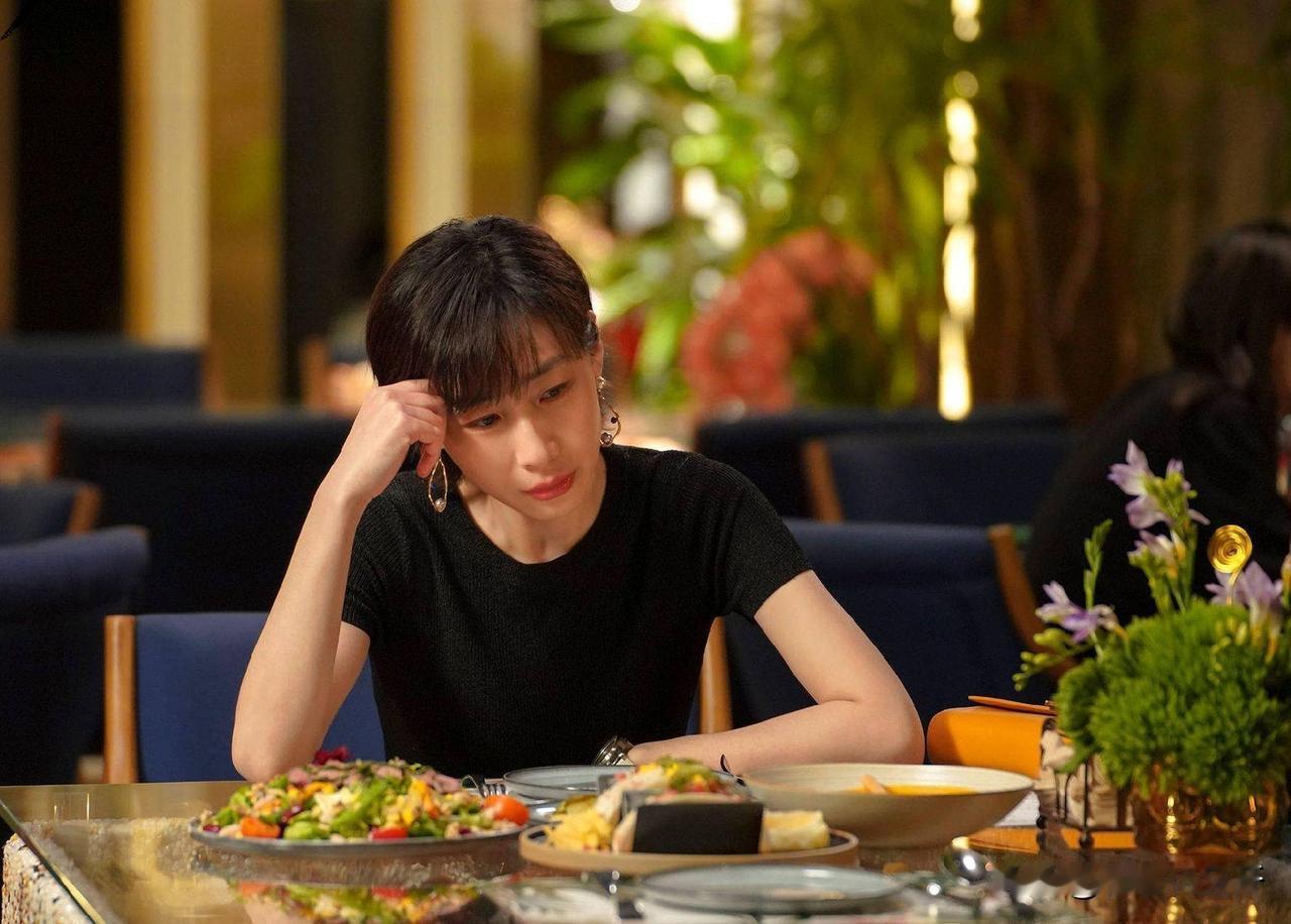 《迷墙》女主文一彤（任素汐饰），长得不好看，脾气不好，是被生活毒打过的职场女性形