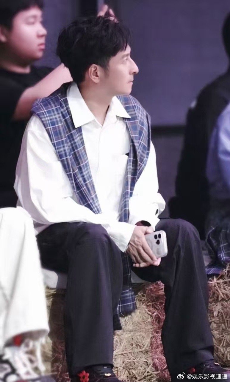 李维嘉录制大侦探大侦探“凶手可能在这里留下痕迹”“先别动，让我把这桌子擦干净” 