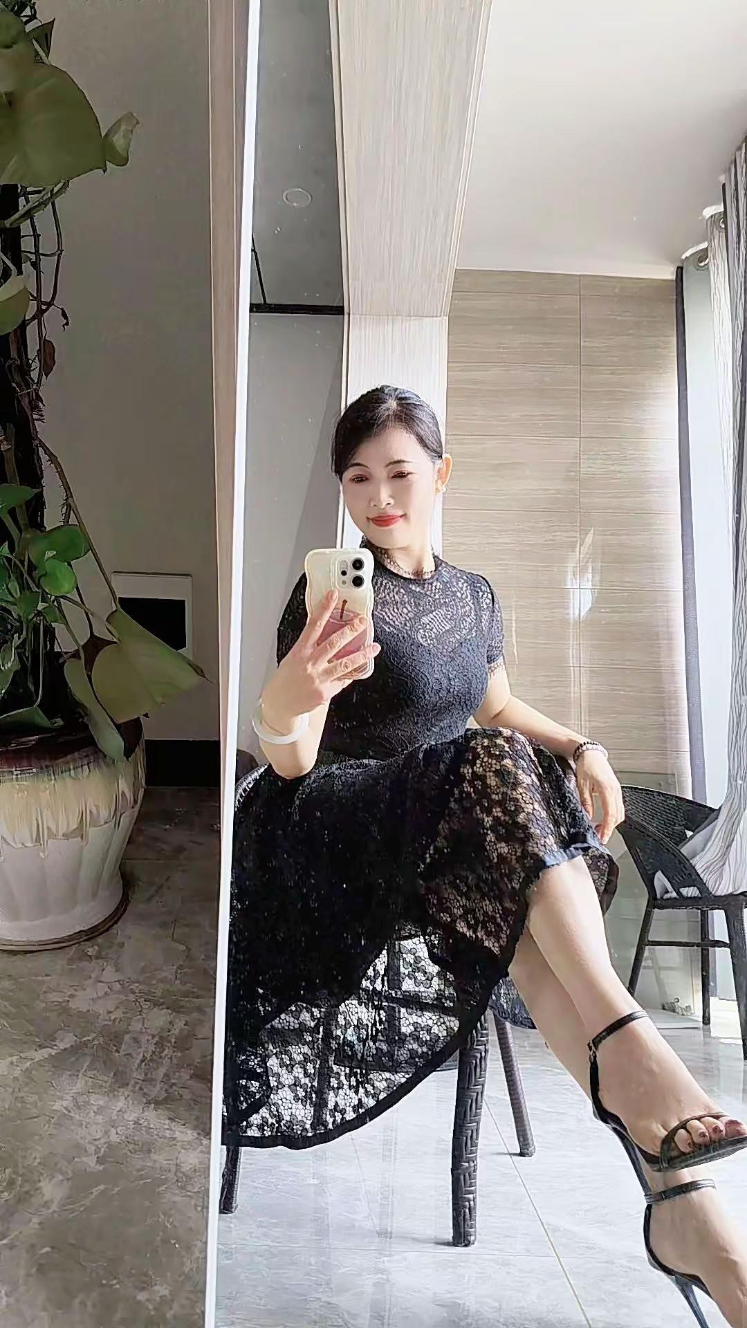 黑色是永不过时的经典，蕾丝是藏在细节里的浪漫。今日穿搭蕾丝风