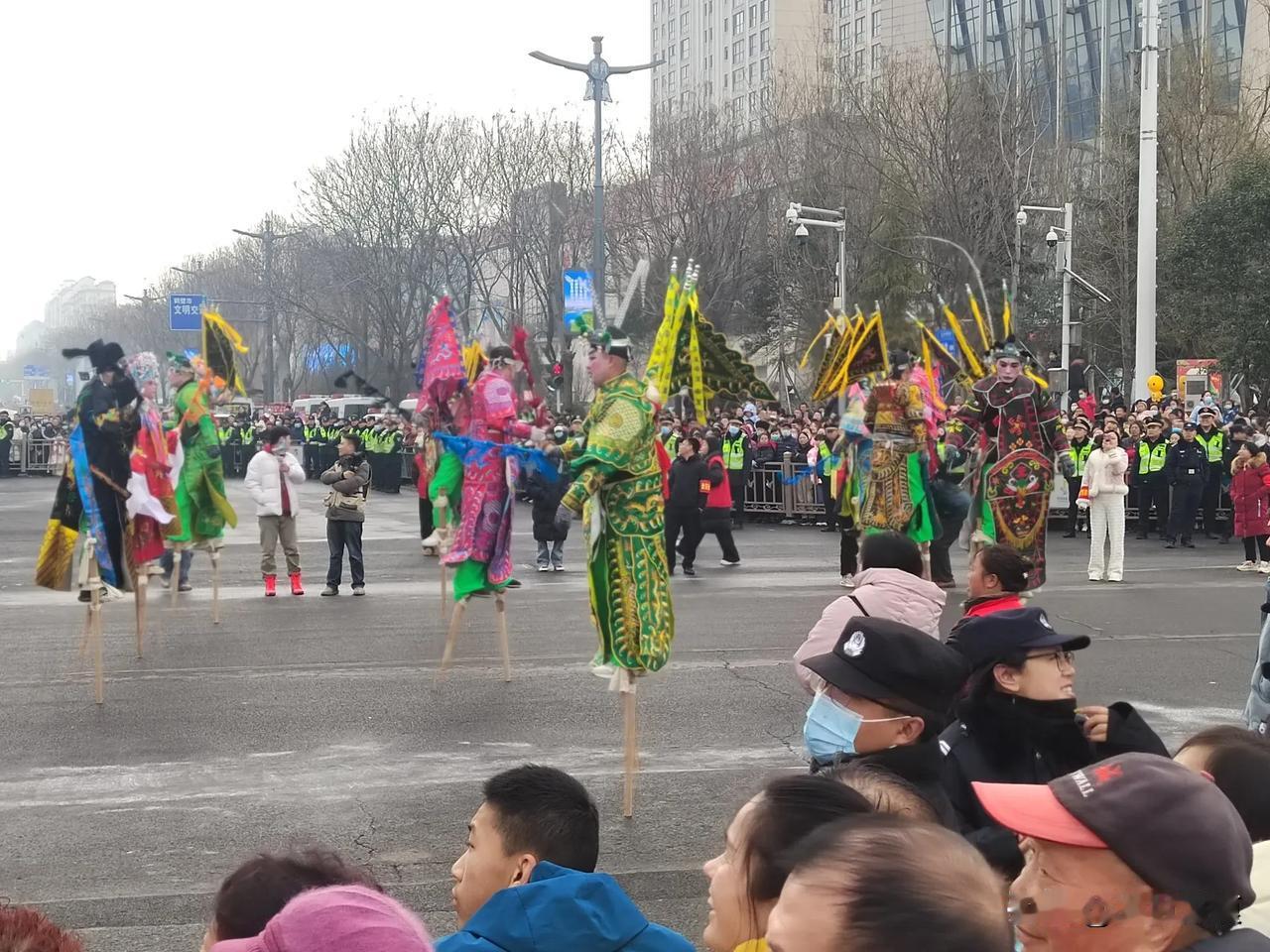 天南地北大拜年戳这里，一起放烟花>河南鹤壁淇滨区正月十五闹元宵。也许是开始的时间