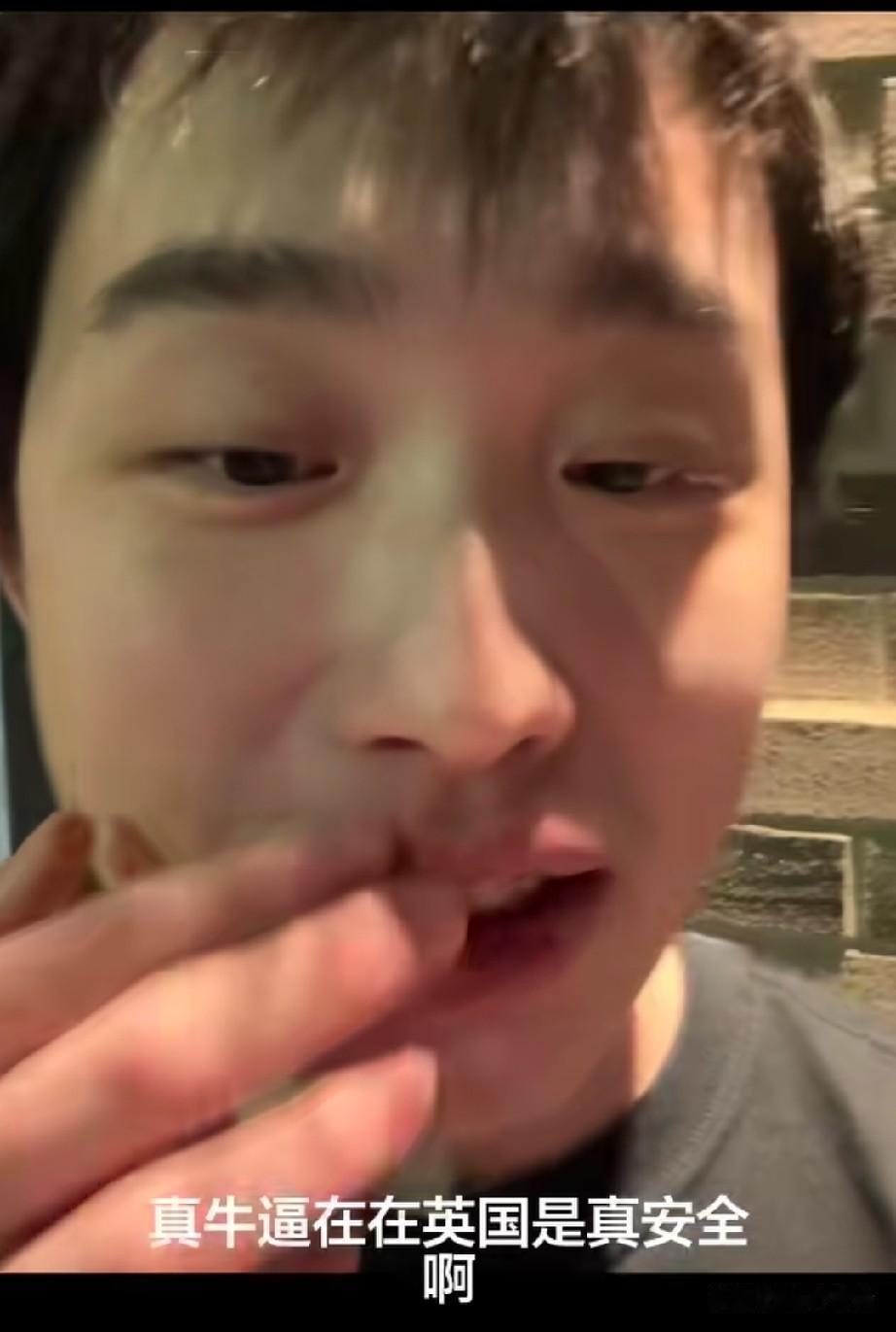 英国留子分享了自己的留学日常，
他和朋友夜里去一家便利店买东西，
出来的时候被一