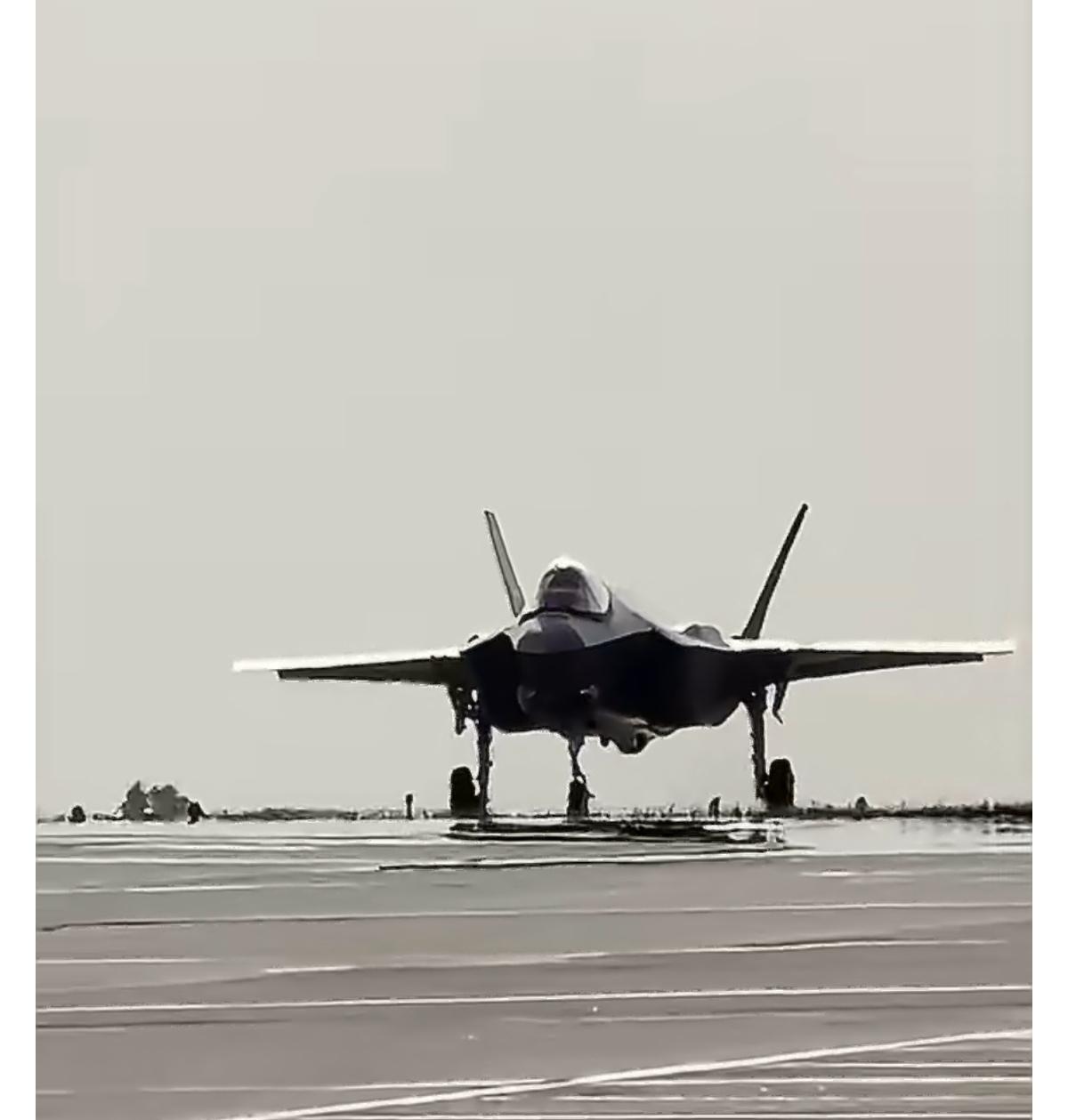 首批3架波兰F-35多用途战斗机抵达位于瓦斯克的第32战术航空基地。波兰已向美国