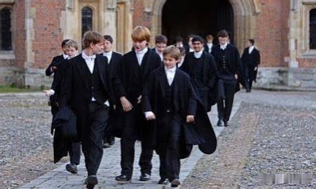 英国真正统治社会精英圈的，从来不是什么普通大学，而是那几所传承了几百年的顶级私立
