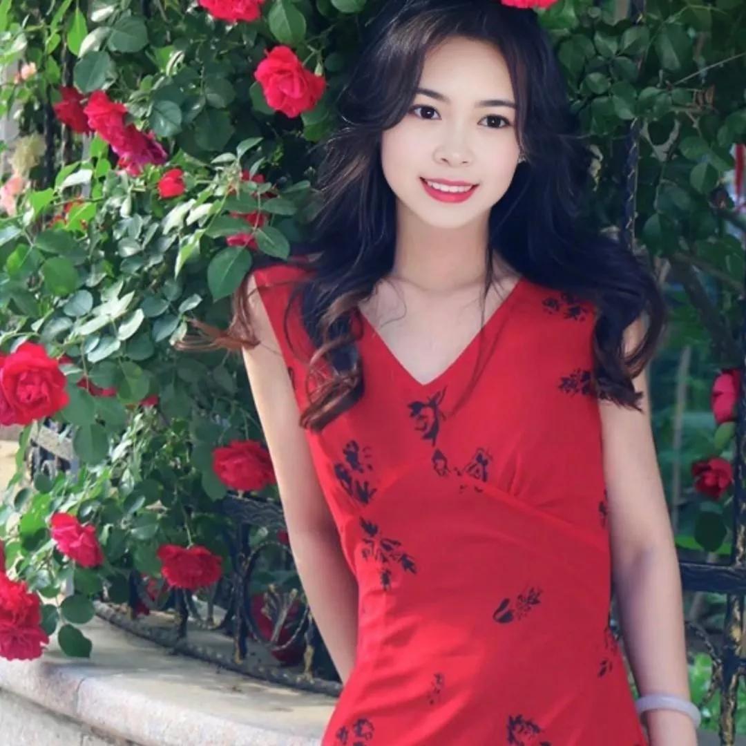 轻盈红裙，微风轻拂，玫瑰相伴，甜美如花粉雾玫瑰吊带裙 粉印花连衣裙 粉玫瑰连衣裙