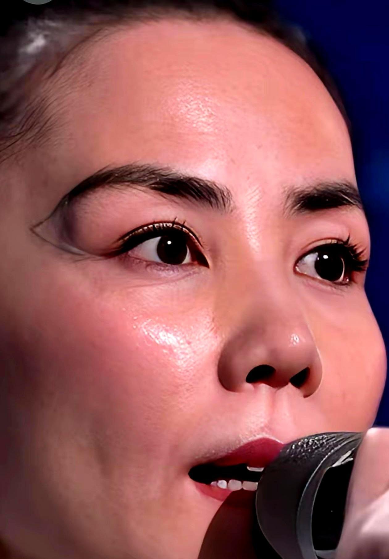 都骂王菲眉毛画垮了？
那恰是她28年前自己玩剩的。
高清镜头下那两条缀着碎钻、眉