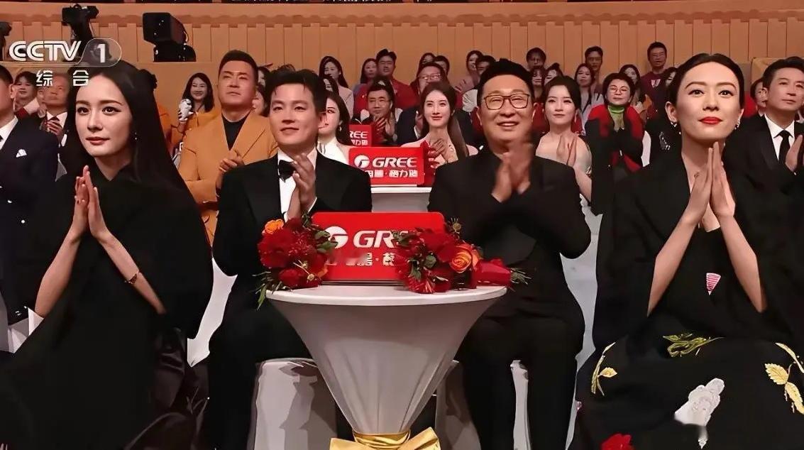 4星同框：杨幂青丝如瀑，兰手纤纤；欧豪西装革履，阳光俊逸；林永健气色盈和，笑容可