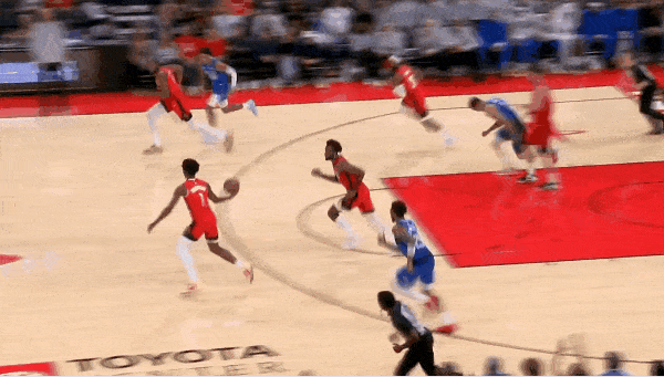 无比流畅！杜兰特来火箭就是干这事儿！
在今天NBA常规赛火箭对阵独行侠的第一节比