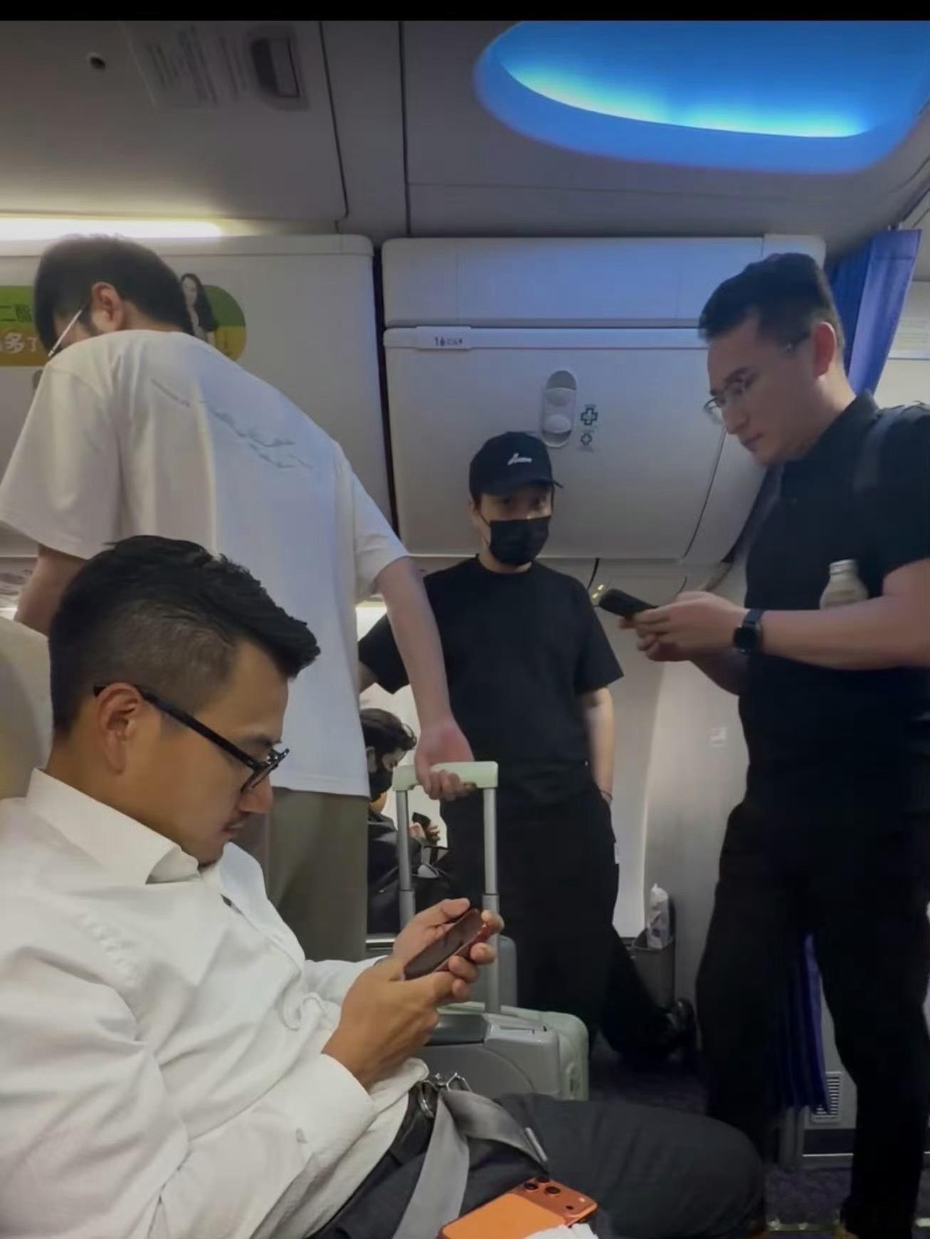 飞机上偶遇张凌赫睡觉 万米高空机舱里，褪去舞台光环的张凌赫靠着座椅熟睡，顺毛素颜