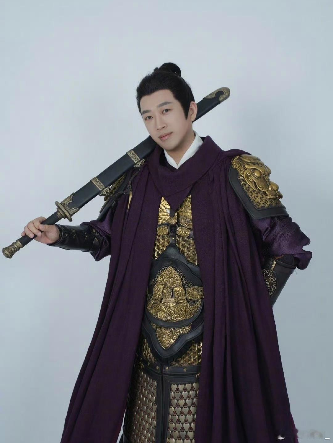 果然明星化完妆之后都能变个人于正弄了一个金吾不禁的将军造型。之前那么长相普通的于