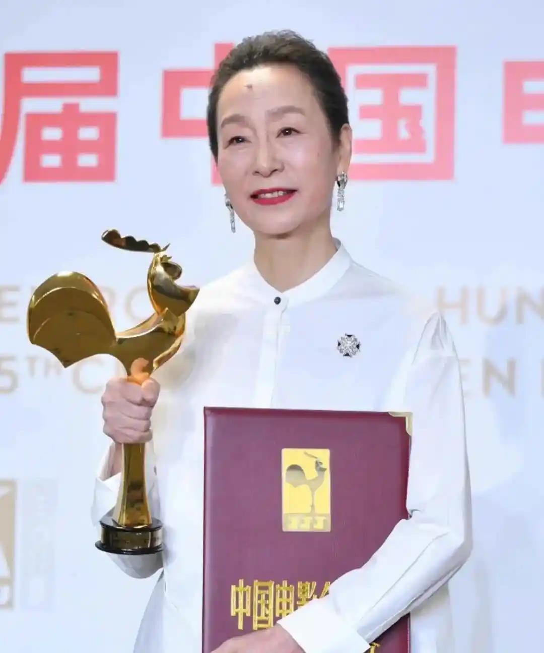 1992年，她和巍子演夫妻。1994年，她和丈夫离了婚。四个月后，她生下了儿子。