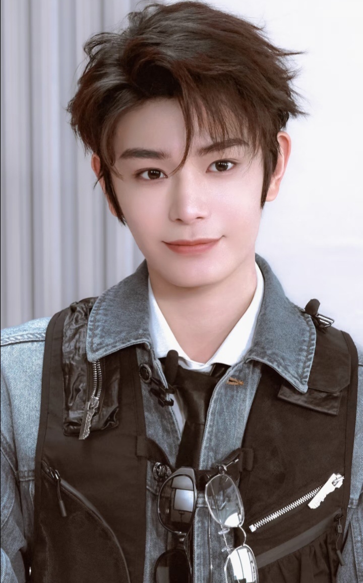 1.正午阳光出品的《重庆号》双男主，胡歌因档期拒了，另一个是罗晋；年轻版男主一直